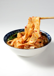 餐具里摆放的陕西油泼面