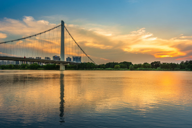 中国江苏南京夹江江面落日的美景