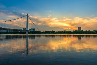 中国江苏南京夹江江面落日的美景