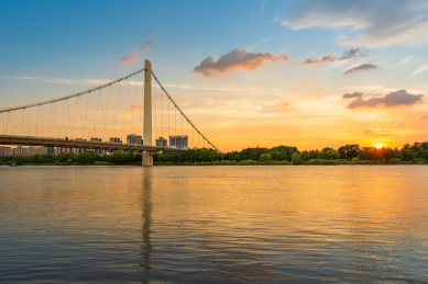 中国江苏南京夹江江面落日的美景