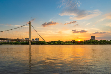 中国江苏南京夹江江面落日的美景
