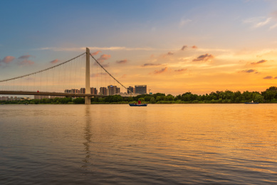 中国江苏南京夹江江面落日的美景