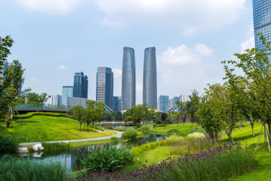 成都金融城建筑和交子公园绿化草坪