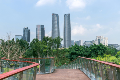 中国四川成都金融城建筑与交子公园绿化风景