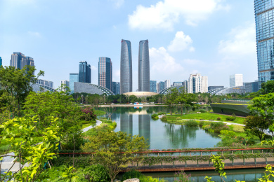 中国四川成都金融城建筑与交子公园绿化风光