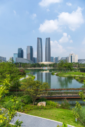 中国四川成都金融城建筑与交子公园绿化风光