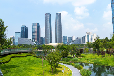 中国四川成都金融城建筑与交子公园绿化风光