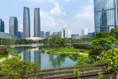 中国四川成都金融城建筑与交子公园绿化风光