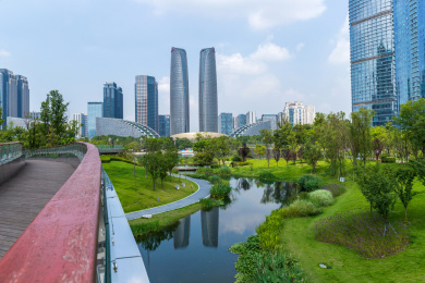 中国四川成都金融城建筑与交子公园绿化风光