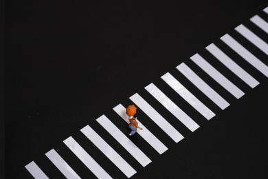 十字路口过马路的小丑