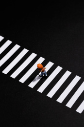 十字路口过马路的小丑