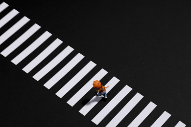 十字路口过马路的小丑