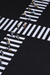 十字路口过马路行人