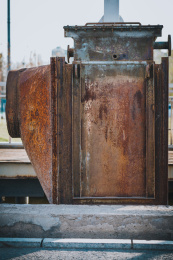 一个锈迹斑斑废弃的铁皮机器放在户外