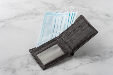 一次性医用口罩和牛皮钱夹