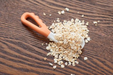 婴儿专用小勺和散落的营养燕麦片