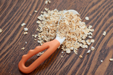 婴儿专用小勺和散落的营养燕麦片