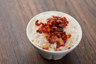 白瓷碗中覆盖有牛肉酱的白米饭