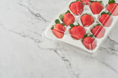 塑料包装盒里色泽红润的新鲜草莓