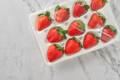 塑料包装盒里色泽红润的新鲜草莓