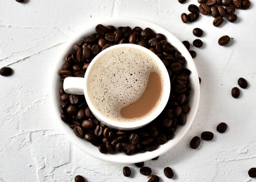 杯子里摆放的咖啡