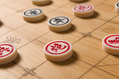 棋盘上的象棋棋子
