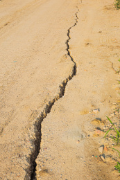 破损和开裂的水泥石子路地缝特写