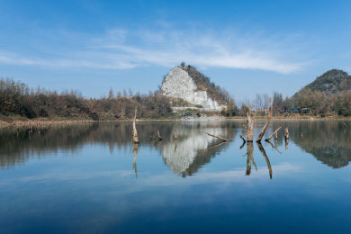 蓝天白云下的湖面倒影