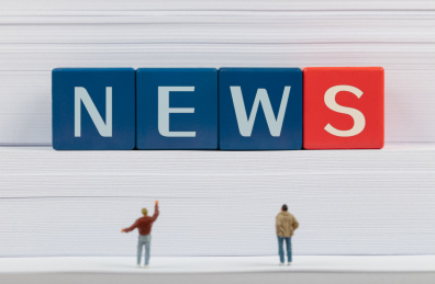 微缩创意纸上的积木纸媒news看新闻的人