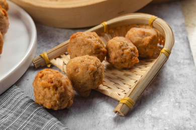 摆在灰色背景上的肉丸子