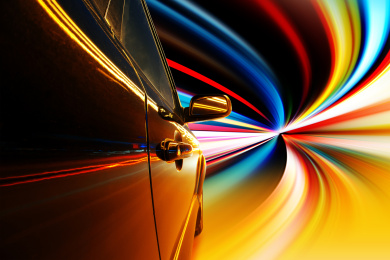 高速行驶的汽车在中国的公路上