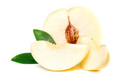 白底上放着切块的大白桃