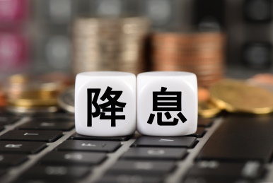 笔记本电脑上计算器和硬币前的文字降息