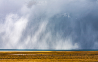 中国西藏那曲地区暴风雨中的色林错风光