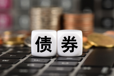 笔记本电脑上计算器和硬币前的文字债券