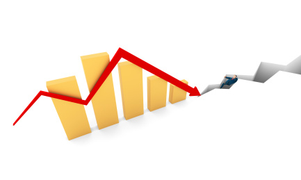 失败箭头击碎地面与坠入裂痕的商务小人