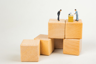 中年男人在积木上面对HR交谈