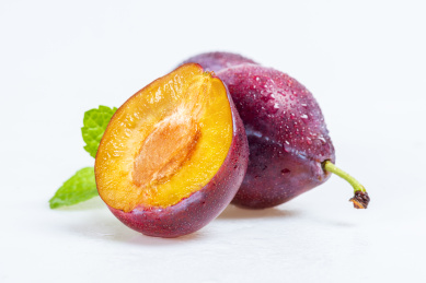 白底上的新鲜西梅特写