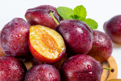 白底上一盘新鲜西梅