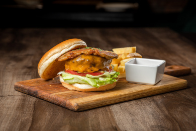 棕色木纹桌上放着一盘煎鹅肝牛肉汉堡