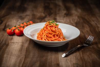棕色木纹桌上放着一盘意大利面