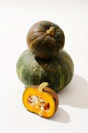 多种南瓜放置在蓝色的桌布上