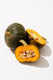 多种南瓜放置在蓝色的桌布上