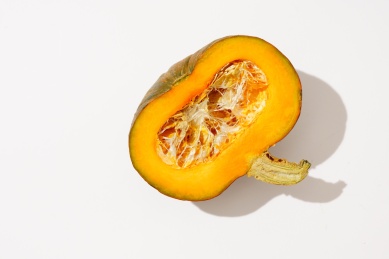 多种南瓜放置在蓝色的桌布上