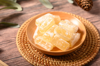 桌面上的盘子里的甜蜜可口的高粱饴糖