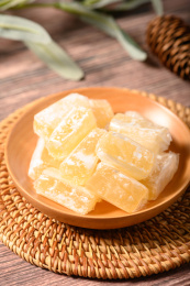 桌面上的盘子里的甜蜜可口的高粱饴糖