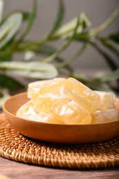 桌面上的盘子里的甜蜜可口的高粱饴糖