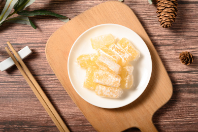桌面上的盘子里的甜蜜可口的高粱饴糖