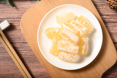 桌面上的盘子里的甜蜜可口的高粱饴糖