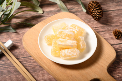 桌面上的盘子里的甜蜜可口的高粱饴糖